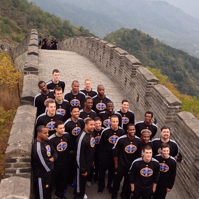 I Golden State Warriors sulla Grande Muraglia. Il team della Bay Area  in Cina per una doppia sfida di preseason con i Lakers (foto dall'account Instagram della Nba)
